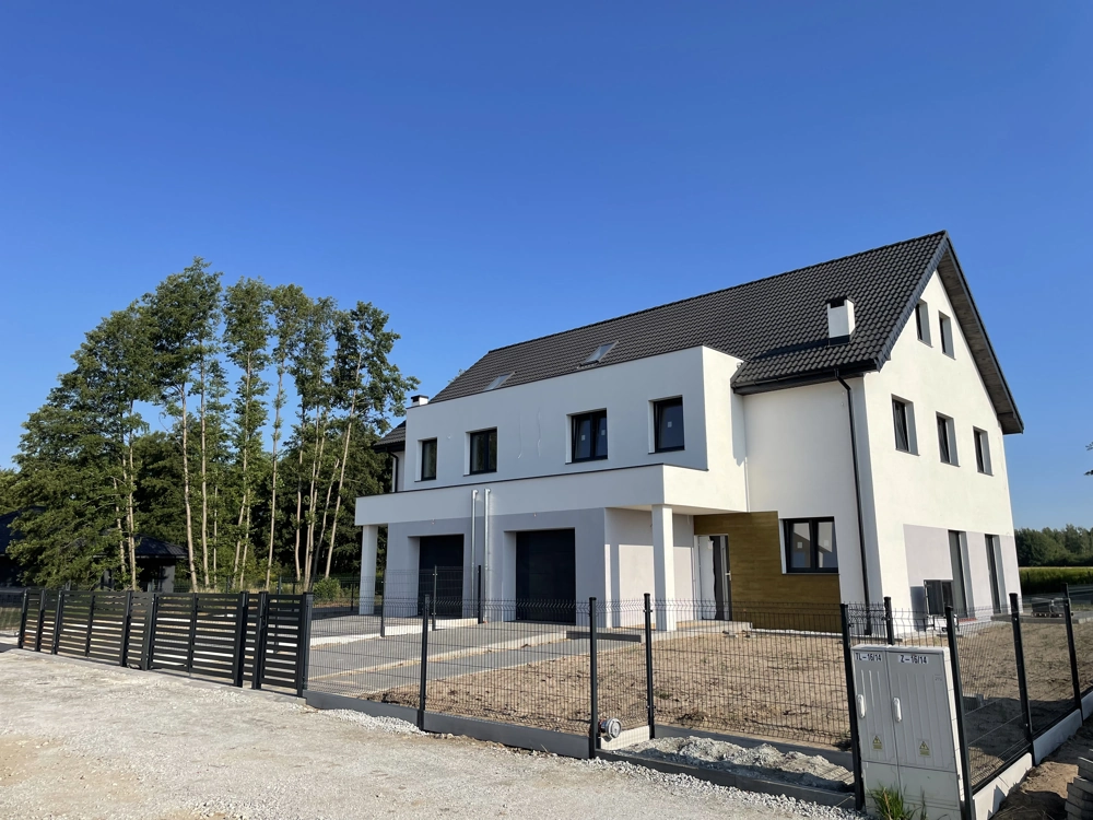 Elewacja nowego bliźniaka z garażami i ogrodzeniem – realizacja Budowa domów pod klucz