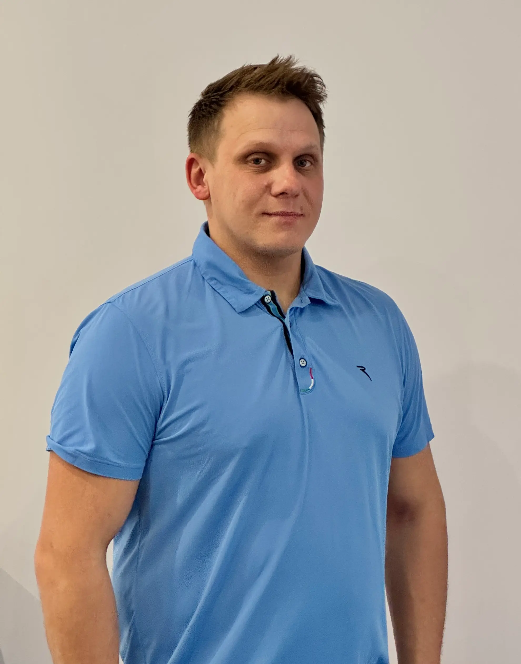 Kierownik budowy w błękitnej koszulce polo sprawujący nadzór inwestorski